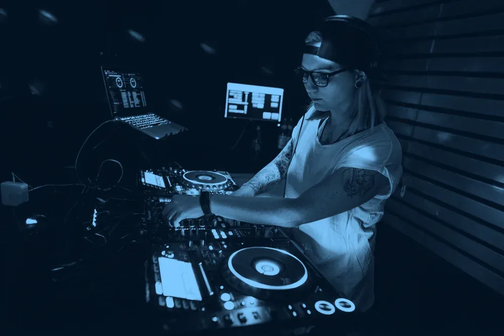 HotStuff an den CDJs in einer Club-Booth