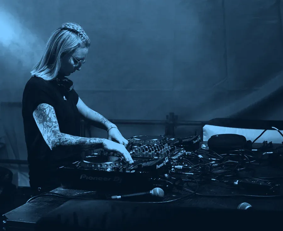 HotStuff an den Decks in dunklem Clublicht
